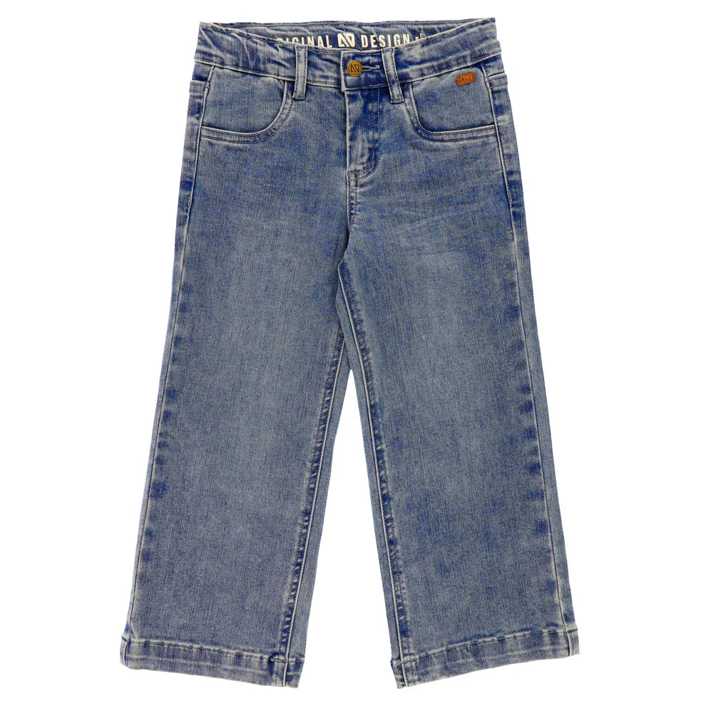 Jeans - Nanö en denim bleu clair pour enfant, coupe droite, vue de face sur fond blanc.