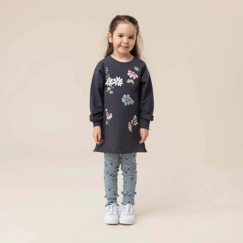Tunique - Nanö bleu marine avec motifs floraux roses, blancs et bleus, en coton, pour fille enfant, vue de face portée sur mannequin.