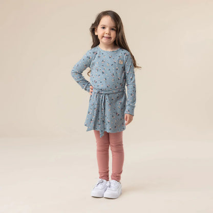 Enfant fille portant un Legging - Nanö rose saumon, style ajusté, en coton extensible, vue de face sur fond neutre.