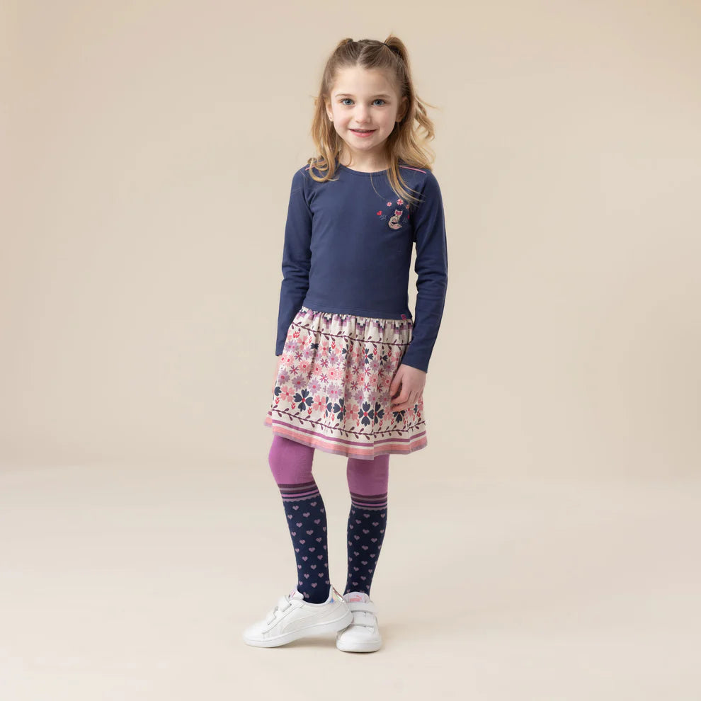 Robe - Nanö bleu marine à manches longues avec jupe imprimée rose et motifs floraux, pour fille, vue de face portée sur mannequin.