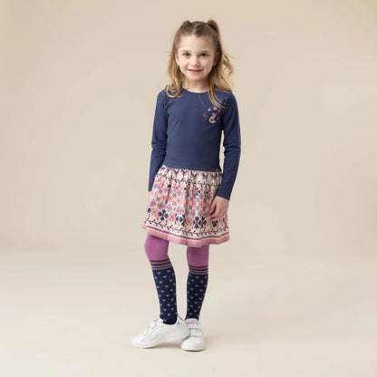 Robe - Nanö bleu marine à manches longues avec jupe imprimée rose et motifs floraux, pour fille, vue de face portée sur mannequin.