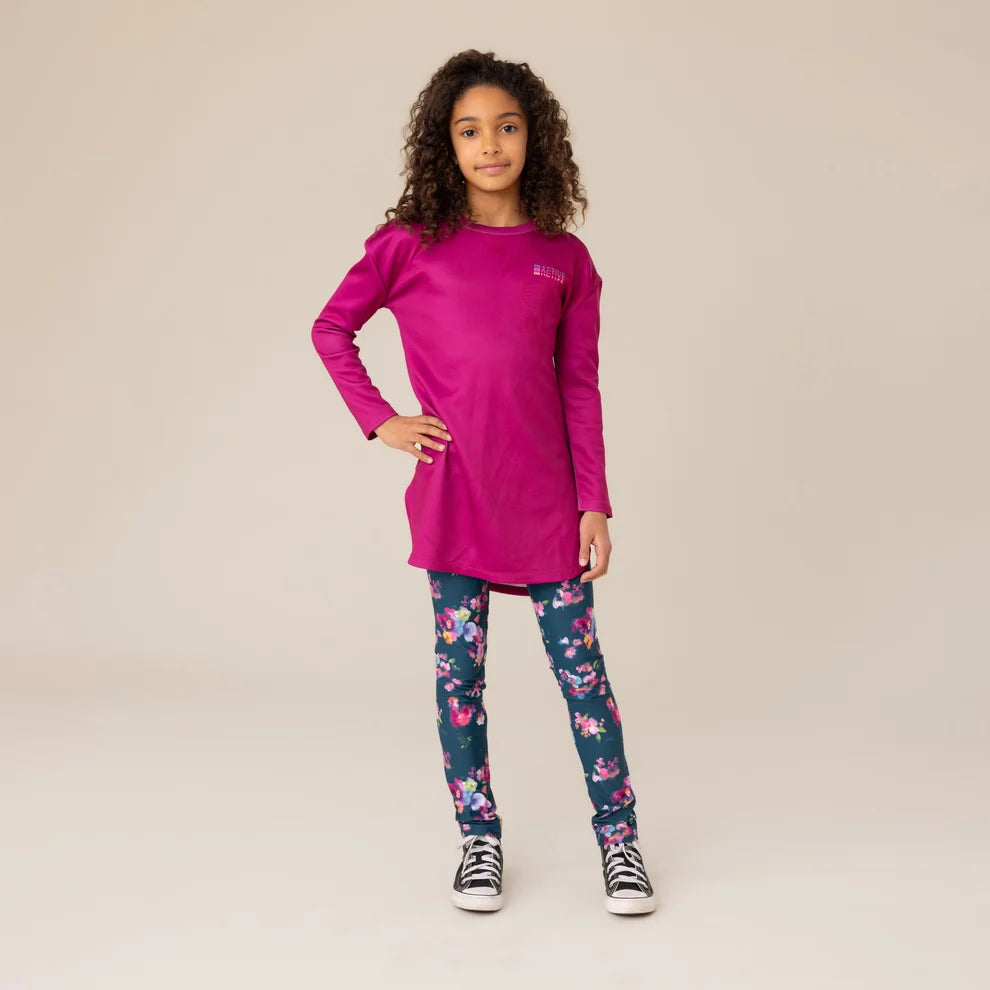 Tunique athlétique - Nanö fuchsia à manches longues, portée par enfant fille, vue de face, tissu doux et confortable.