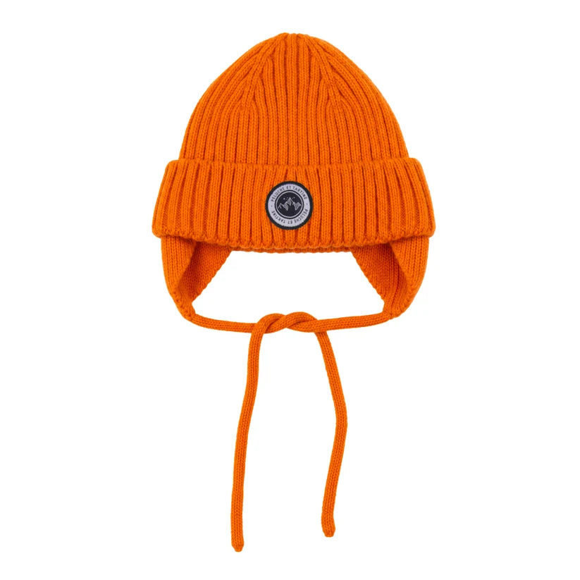 Tuque d'hiver - Peluche & Tartine orange en maille côtelée avec cache-oreilles et liens à nouer pour enfant vue de face