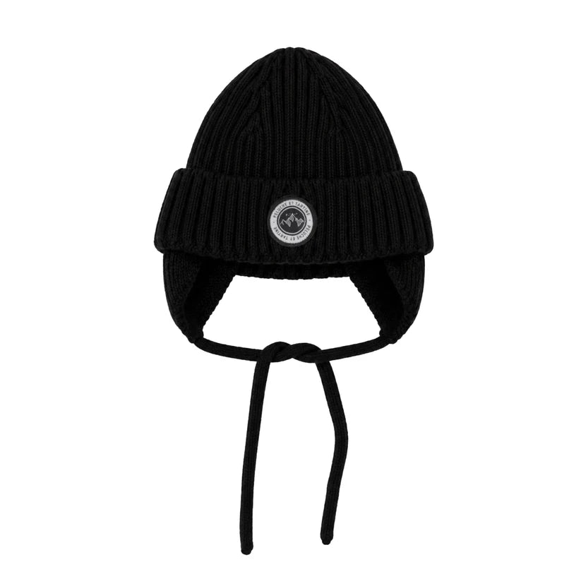 Tuque d'hiver - Peluche & Tartine noire en tricot avec cache-oreilles et liens à nouer vue de face