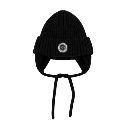 Tuque d'hiver - Peluche & Tartine noire en tricot avec cache-oreilles et liens à nouer vue de face