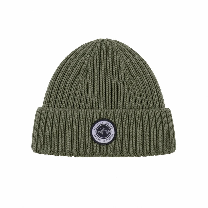 Tuque d'hiver - Peluche & Tartine en tricot côtelé vert kaki avec revers et écusson rond vue de face