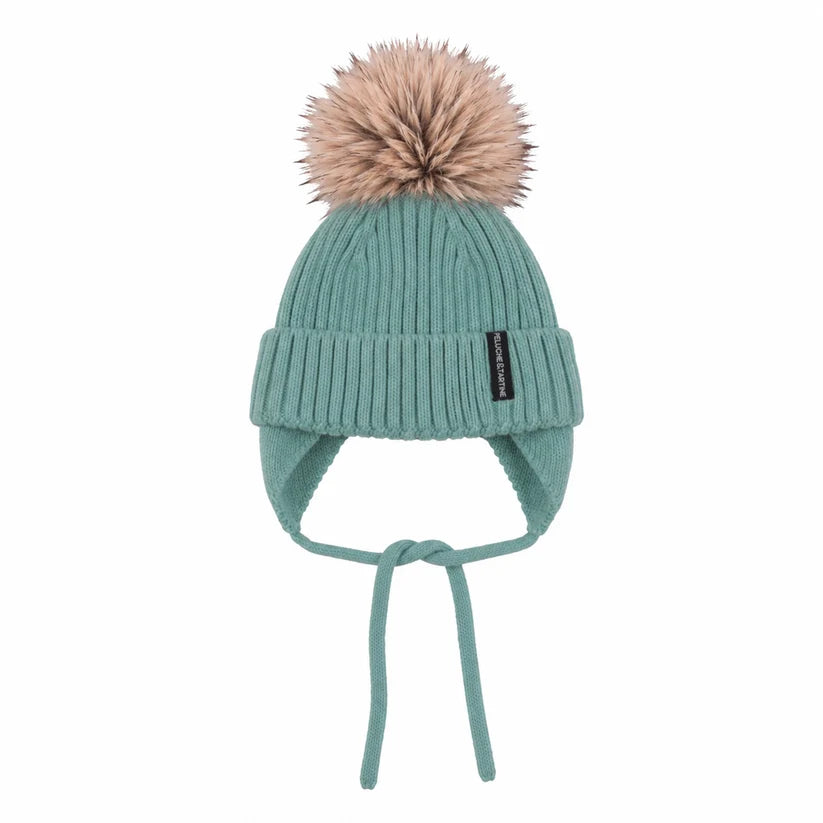 Tuque d'hiver - Peluche & Tartine vert sauge en tricot avec pompon beige et cache-oreilles à liens pour enfant vue de face