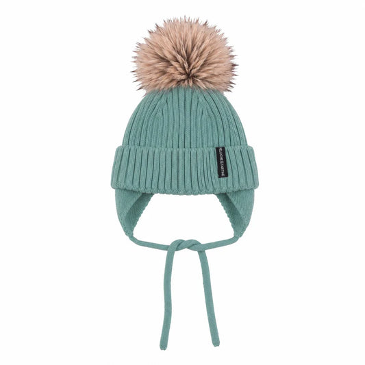 Tuque d'hiver - Peluche & Tartine vert sauge en tricot avec pompon beige et cache-oreilles à liens pour enfant vue de face