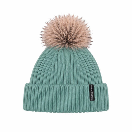 Tuque d'hiver - Peluche & Tartine vert sauge en tricot côtelé avec pompon beige en fausse fourrure vue de face