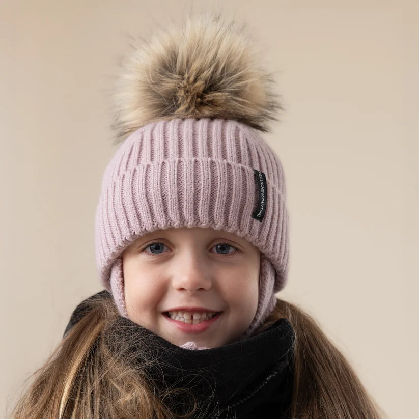 Tuque d'hiver - Peluche & Tartine rose pâle en tricot côtelé avec pompon en fausse fourrure portée par une fille vue de face