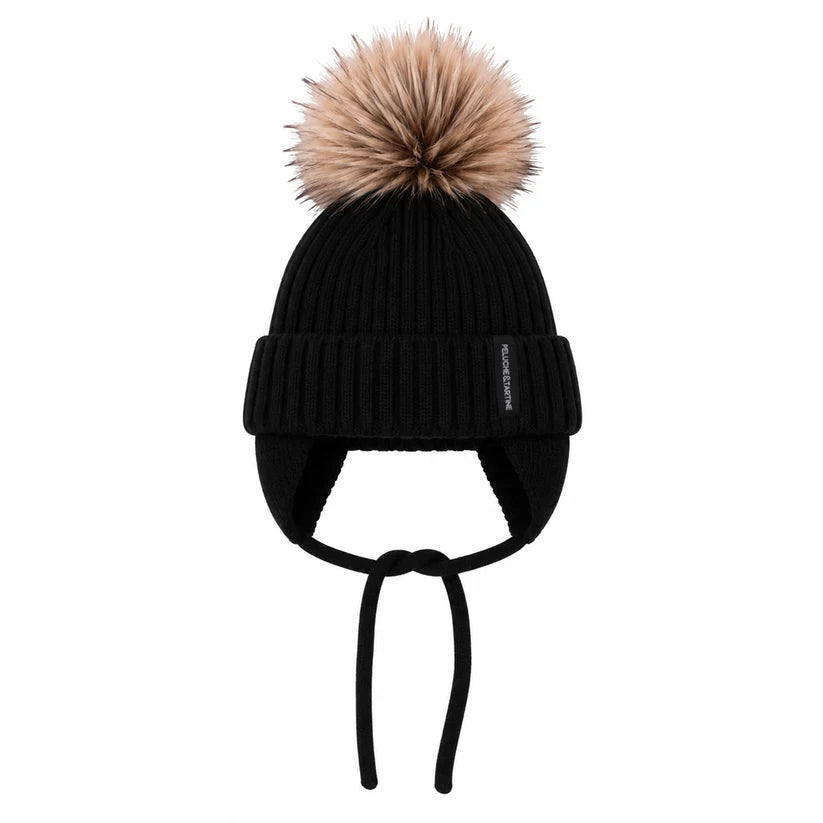 Tuque d'hiver - Peluche et Tartine, tuque noire en tricot avec pompon brun et cache-oreilles à cordons, vue de face