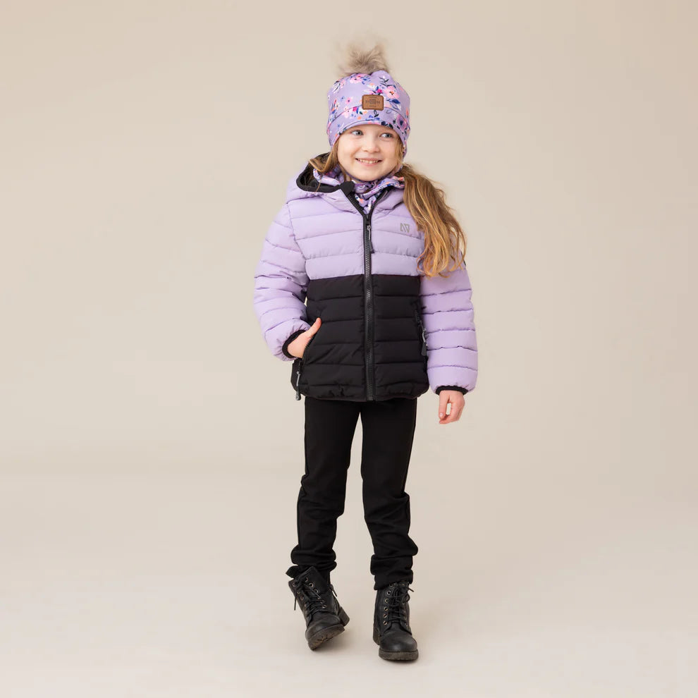 Enfant fille portant un Manteau Mi-Saison Lilas - Nanö bicolore lilas et noir en tissu matelassé, vue de face sur fond neutre.
