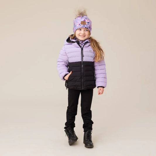 Enfant fille portant un Manteau Mi-Saison Lilas - Nanö bicolore lilas et noir en tissu matelassé, vue de face sur fond neutre.