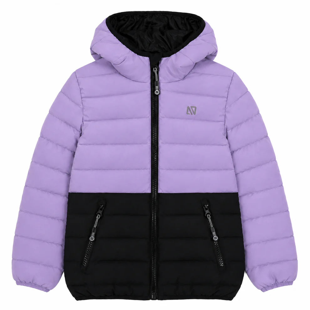 Manteau Mi-Saison Lilas - Nanö, en tissu matelassé bicolore lilas et noir, à capuche, pour enfant, vue de face sur fond blanc.