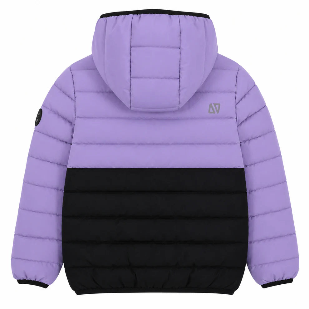 Manteau Mi-Saison Lilas - Nanö, coupe matelassée violet lilas et noir, capuche intégrée, pour enfant, vue de dos.
