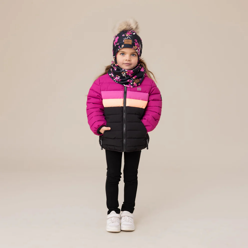 Enfant fille portant un manteau d’hiver matelassé avec bandes mauve, rose clair et noir, et bonnet fleuri, vue de face, Manteau Mi-Saison Mauve - Nanö.