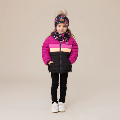 Enfant fille portant un manteau d’hiver matelassé avec bandes mauve, rose clair et noir, et bonnet fleuri, vue de face, Manteau Mi-Saison Mauve - Nanö.