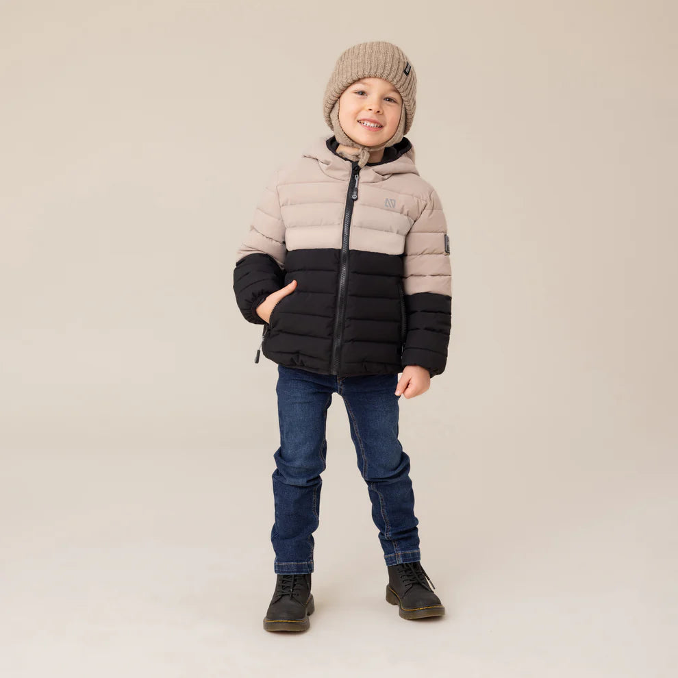Manteau Mi-Saison Beige - Nanö pour enfant garçon, veste matelassée bicolore beige et noire avec capuche, portée sur mannequin, vue de face.