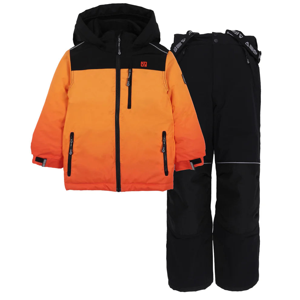 Habit de neige Simon - Nanö, veste orange dégradé avec capuche noire et pantalon noir avec bretelles, pour enfant, vue de face.