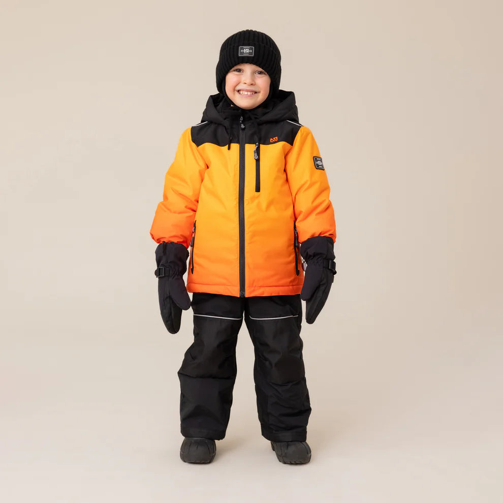 Habit de neige Simon - Nanö orange dégradé vers le rouge avec capuche, manches longues, pantalon noir, bonnet noir, moufles noires, porté par enfant, vue de face.