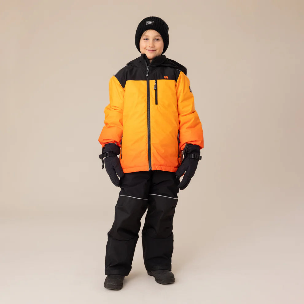 Habit de neige Simon - Nanö pour enfant garçon, veste orange dégradé avec capuche noire, pantalon noir, vue de face porté sur mannequin.