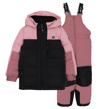 Habit de neige Tiffany - Nanö composé d'une veste bicolore rose et noire en tissu matelassé avec capuche, et d'une salopette rose avec renforts noirs, pour enfant, vue de face.