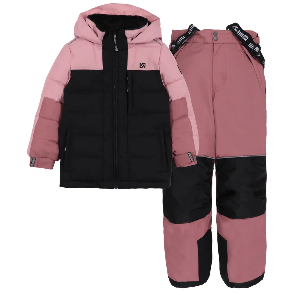 Habit de neige Lyanna - Nanö rose et noir pour enfant, veste matelassée à capuche avec pantalon à bretelles, vue de face sur fond blanc.