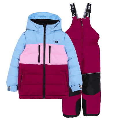 Habit de neige Anabel - Nanö, ensemble enfant comprenant une veste matelassée bicolore bleu clair et rose avec partie inférieure bordeaux, et une salopette bordeaux avec renforts noirs, vue de face.