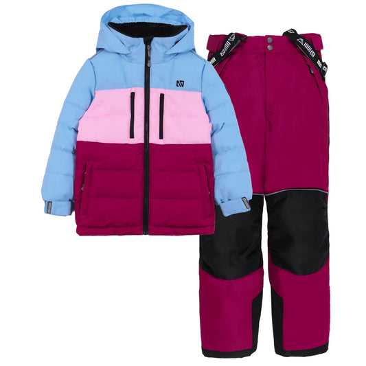 Habit de neige Anabel - Nanö composé d'une veste matelassée bleu clair, rose et bordeaux avec un pantalon bordeaux et noir, pour enfant, vue de face sur fond blanc.