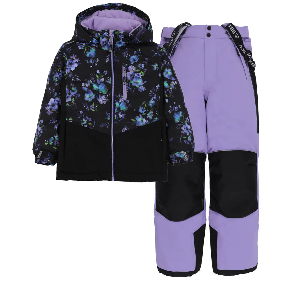 Habit de neige Lara - Nanö comprenant une veste noire à motifs floraux violets et bleus avec capuche, et un pantalon violet avec renforts noirs, pour enfant, vue de face.
