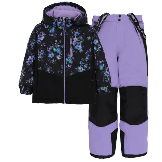 Habit de neige Lara - Nanö comprenant une veste noire à motifs floraux violets et bleus avec capuche, et un pantalon violet avec renforts noirs, pour enfant, vue de face.