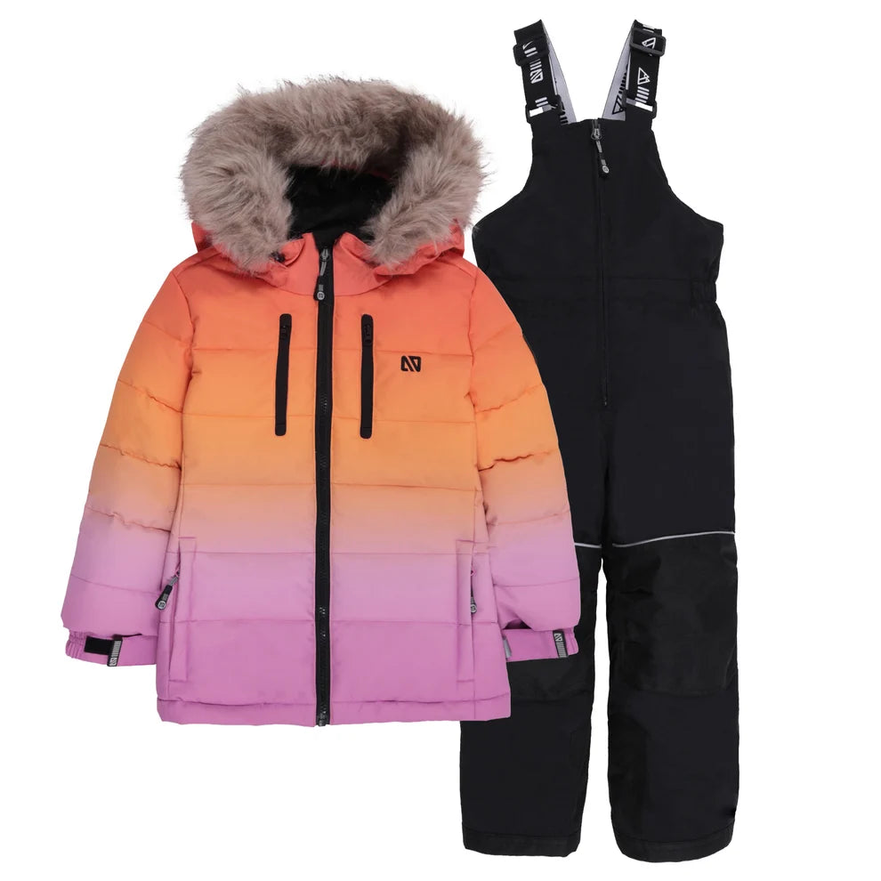 Habit de neige - Nanö pour enfant, veste matelassée dégradé orange à violet avec capuche en fausse fourrure et pantalon noir à bretelles, vue de face.
