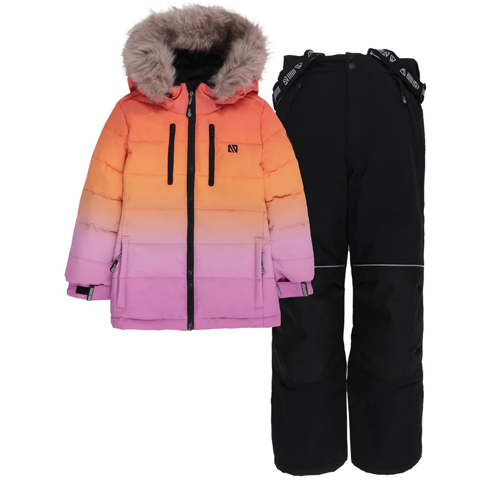 Habit de neige - Nanö pour enfant, veste matelassée dégradé orange à violet avec capuche à fourrure synthétique, pantalon noir avec bretelles, vue de face.