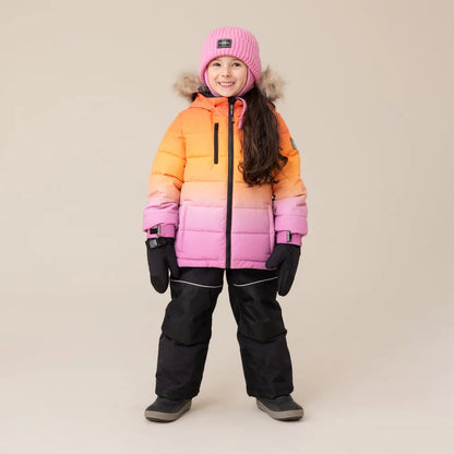 Habit de neige - Nanö multicolore orange, rose et violet pour enfant fille, rembourré, vue de face porté sur mannequin avec bonnet rose et moufles noires.