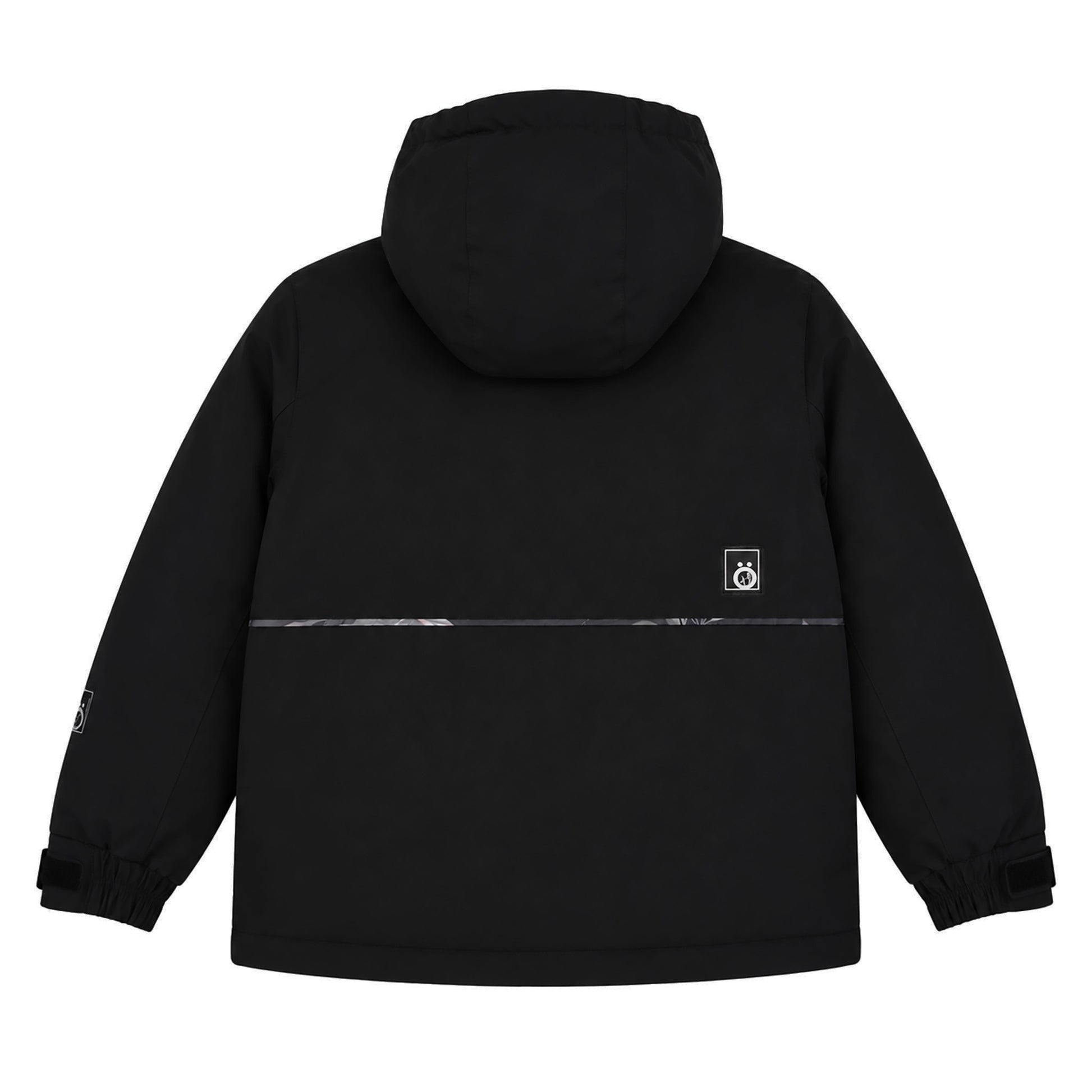 Manteau d'hiver - Snö noir pour enfant, coupe droite avec capuche, vue de dos, matière isolante apparente, détails réfléchissants sur le dos et manches.