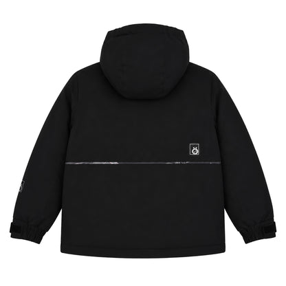 Manteau d'hiver - Snö noir pour enfant, coupe droite avec capuche, vue de dos, matière isolante apparente, détails réfléchissants sur le dos et manches.