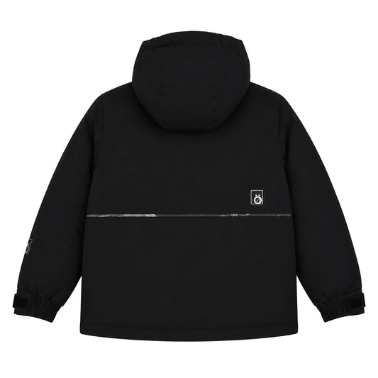 Manteau d'hiver - Snö noir pour enfant, coupe droite avec capuche, vue de dos, matière isolante apparente, détails réfléchissants sur le dos et manches.