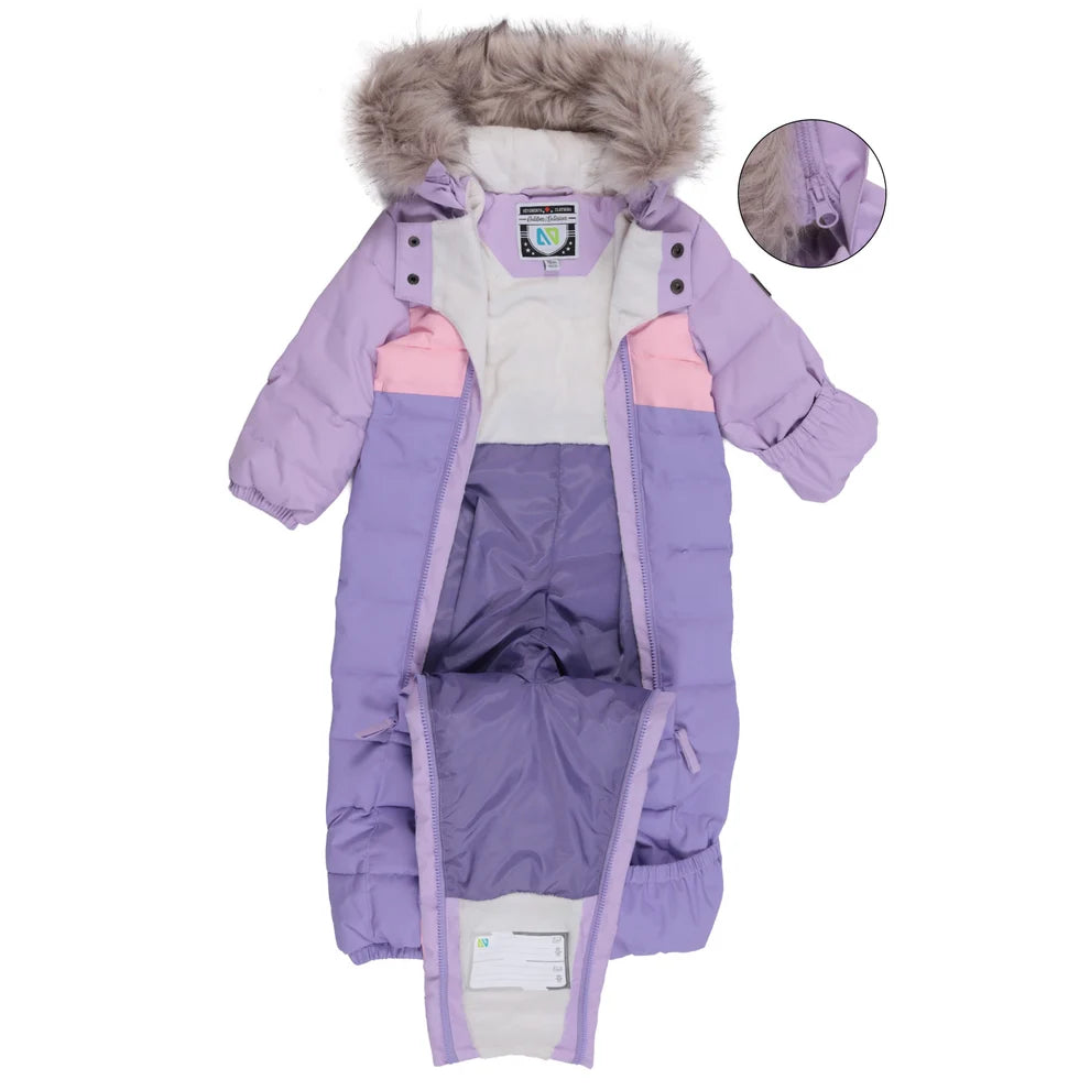 Habit de neige Lyvia - Nanö parme et rose avec capuche bordée de fausse fourrure, doublure chaude, pour bébé fille, vue ouverte de face