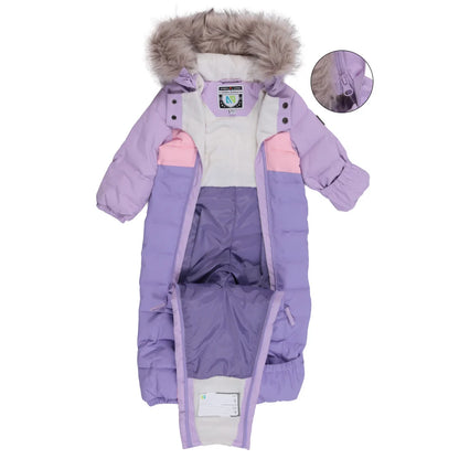 Habit de neige Lyvia - Nanö parme et rose avec capuche bordée de fausse fourrure, doublure chaude, pour bébé fille, vue ouverte de face