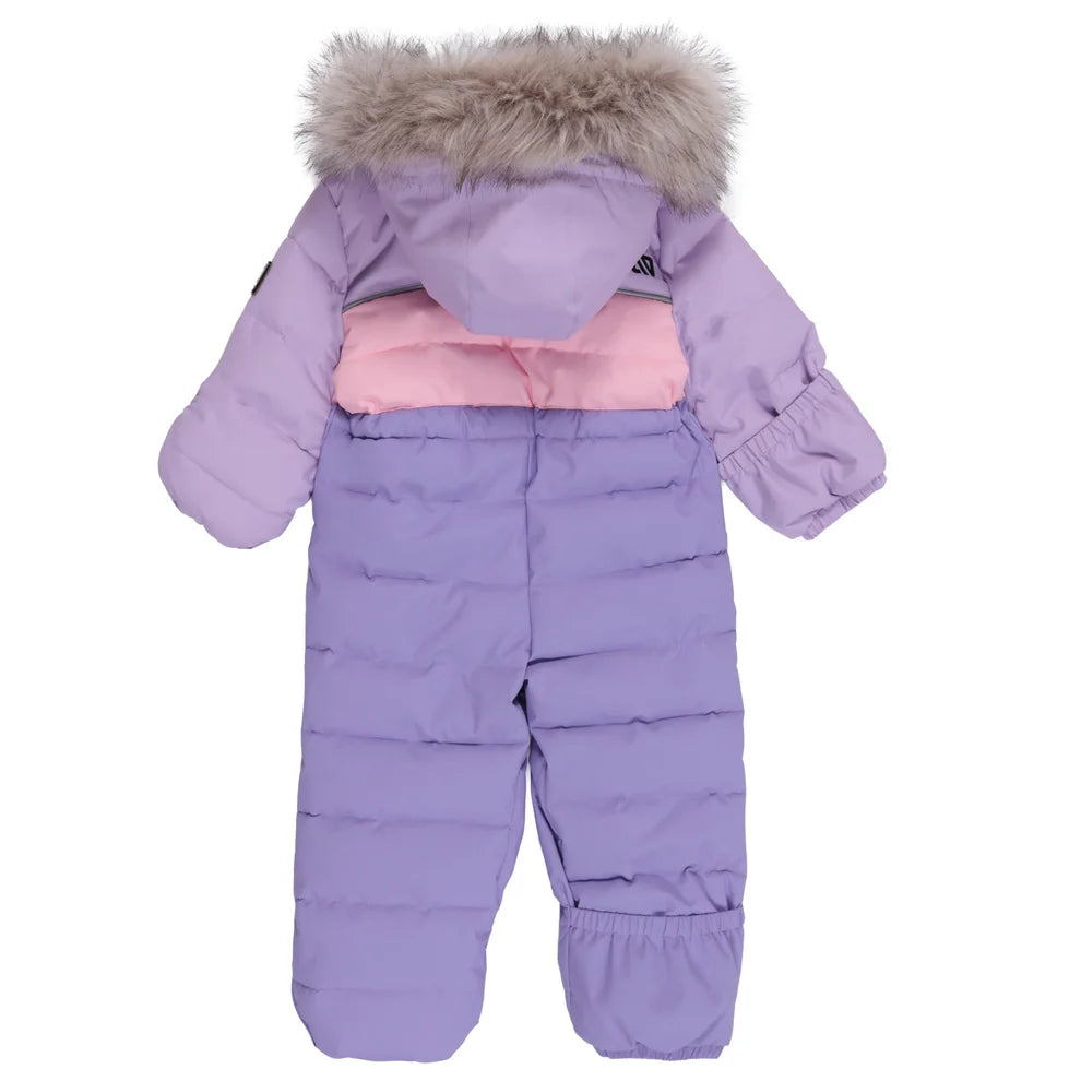 Habit de neige Lyvia - Nanö violet avec bande rose et capuche à fausse fourrure beige, combinaison d'hiver pour bébé vue de dos.
