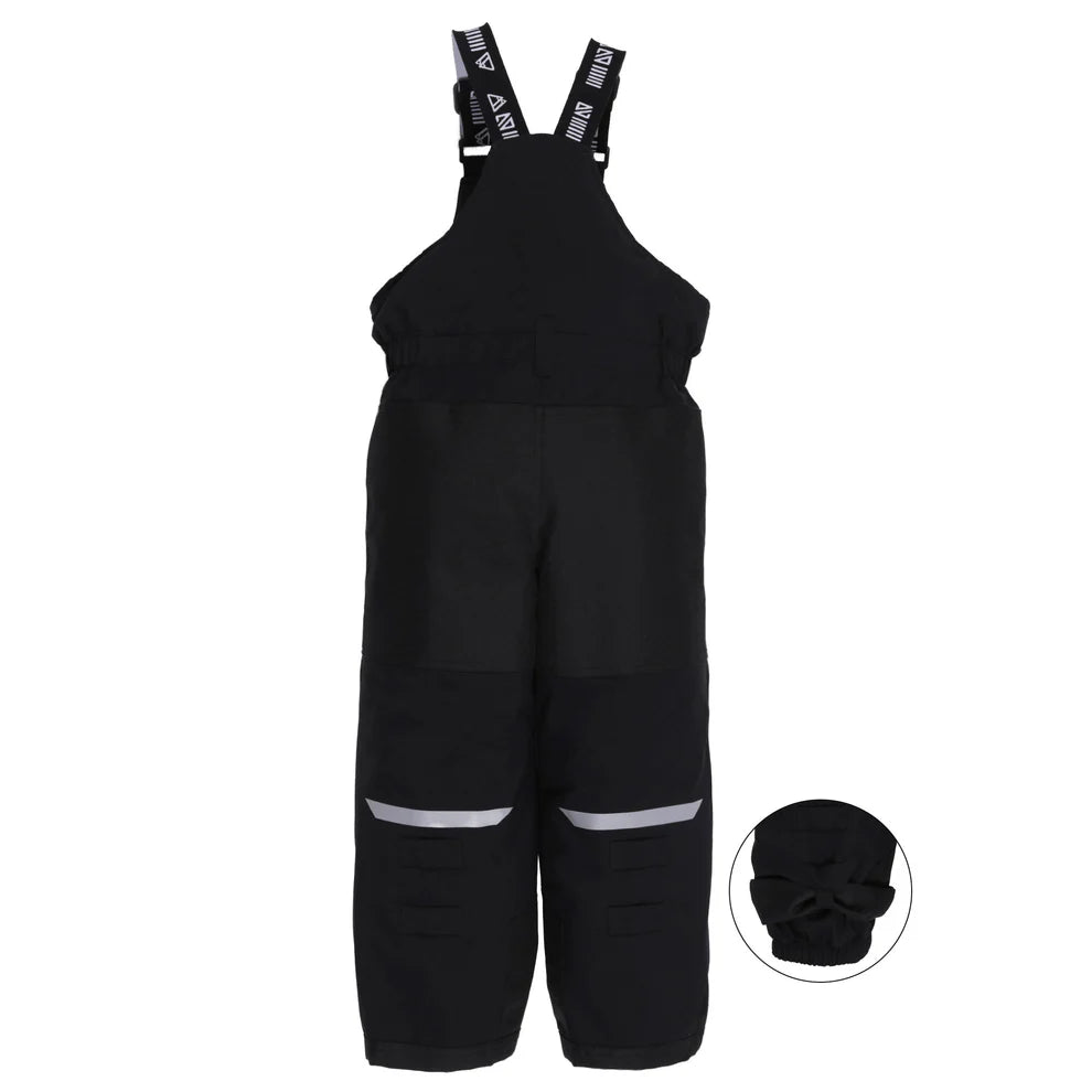 Habit de neige Tiffany - Nanö noir pour enfant avec bretelles ajustables, renforts aux genoux et détails réfléchissants, vue de face et zoom sur l'élastique du bas.
