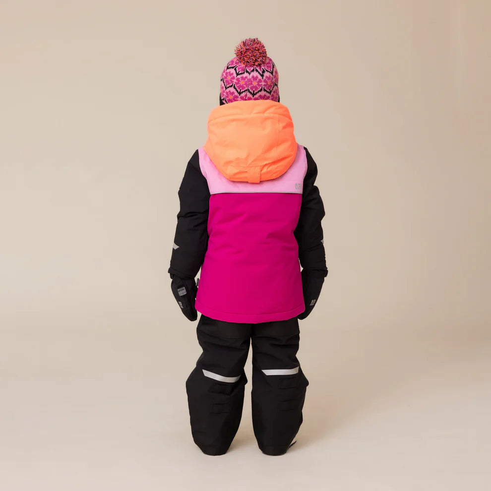 Habit de neige Tiffany - Nanö pour enfant fille, combinaison imperméable rose fuchsia avec capuche orange et noir, vue de dos porté sur mannequin.