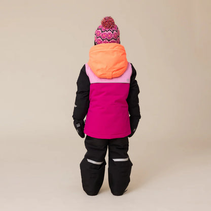 Habit de neige Tiffany - Nanö pour enfant fille, combinaison imperméable rose fuchsia avec capuche orange et noir, vue de dos porté sur mannequin.
