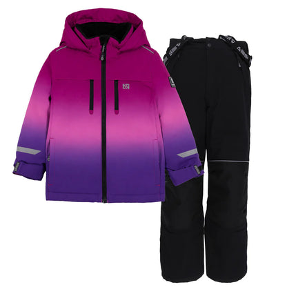 Habit de neige Brooklyn - Nanö pour enfant avec veste à capuche dégradé rose violet et pantalon noir avec bretelles, vue de face.