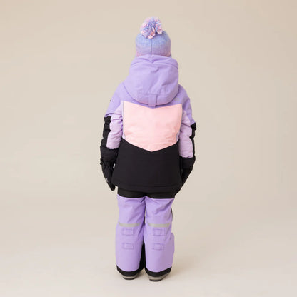 Habit de neige Beatrice - Nanö en tissu technique violet, rose et noir, pour enfant, vue de dos, porté avec bonnet assorti.
