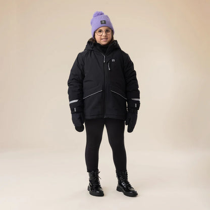 Manteau d'hiver Maxifit - Nanö noir avec capuche, pour enfant, porté par une fillette avec bonnet violet, vue de face.