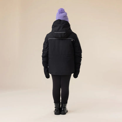 Manteau d'hiver Maxifit - Nanö noir en matière isolante, pour enfant, porté de dos avec bonnet violet et gants noirs, vue sur l'arrière.