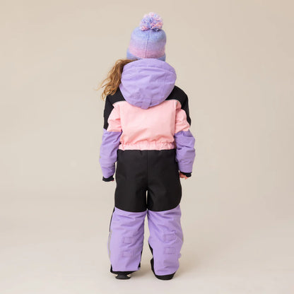 Habit de neige 1 pièce performance - Nanö en textile technique noir, rose et lavande, pour enfant, vue de dos avec capuche et bonnet assorti.