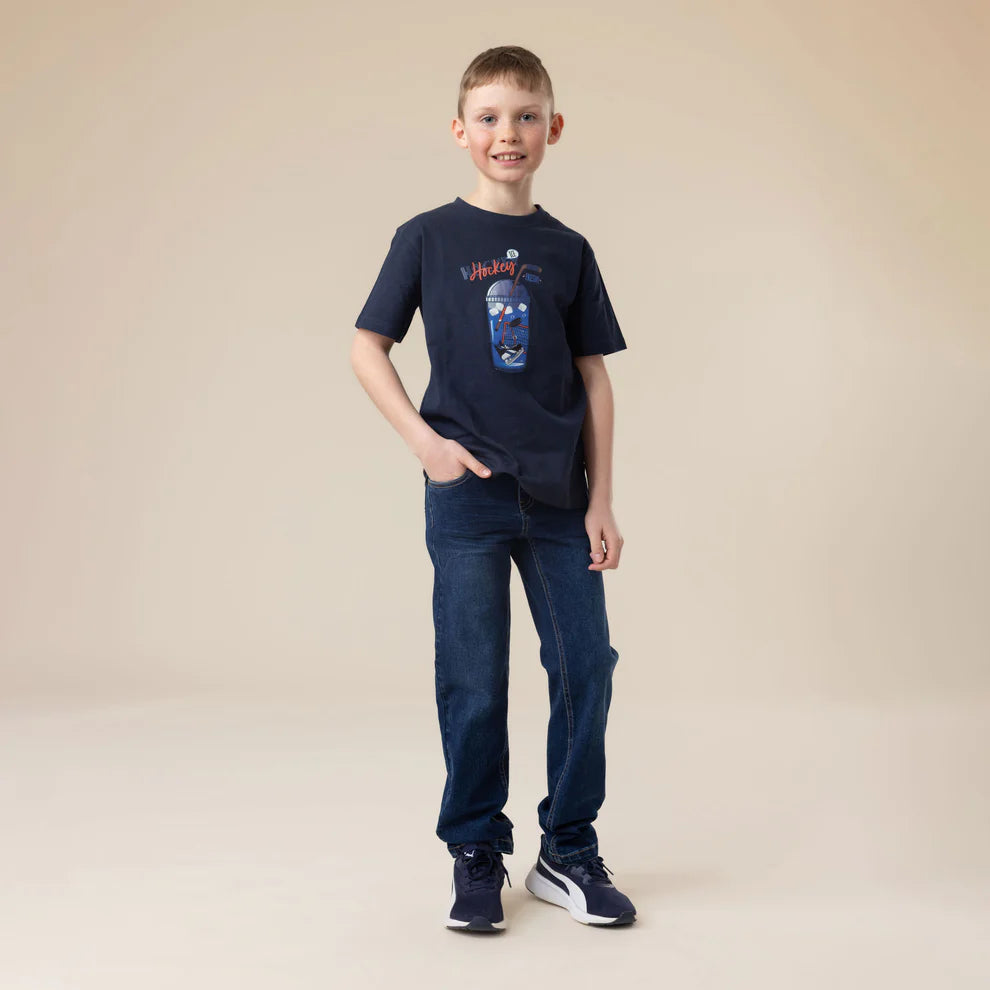 Pantalon - Nanö en denim bleu foncé porté par garçon, vue de face, associé à un t-shirt bleu marine à manches courtes.