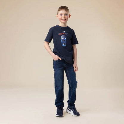 Pantalon - Nanö en denim bleu foncé porté par garçon, vue de face, associé à un t-shirt bleu marine à manches courtes.